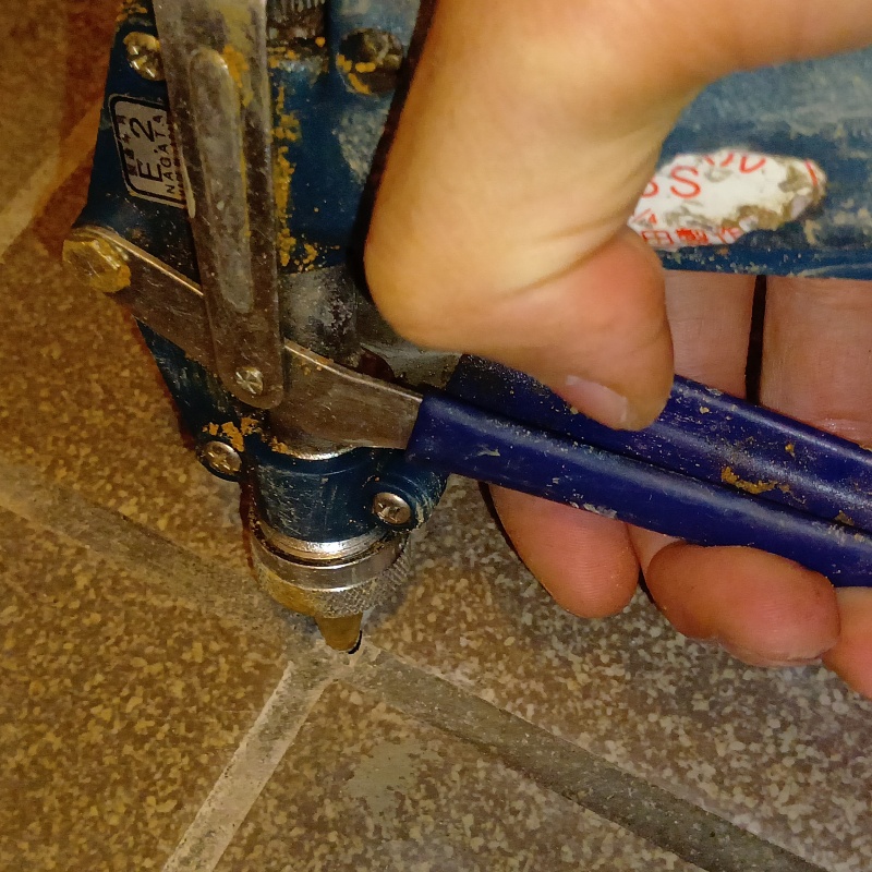 玄関床のタイルの目地からシロアリ駆除剤を注入