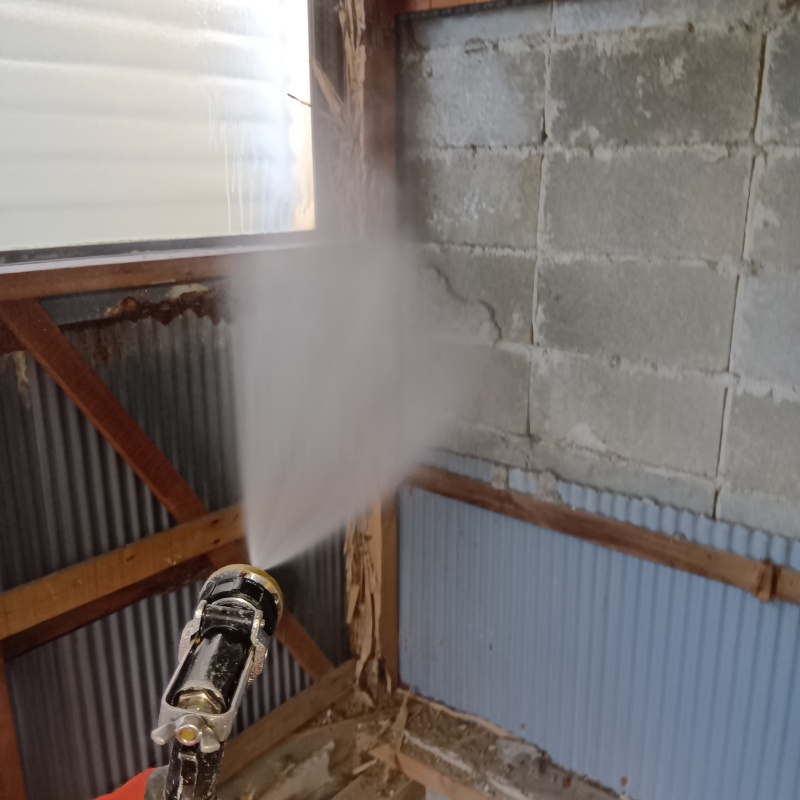 傷んだ木材にシロアリ駆除剤を散布