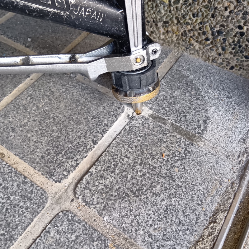 玄関床の目地からシロアリ駆除剤を注入