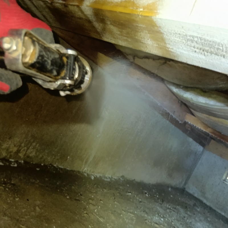 基礎にシロアリ駆除剤を散布