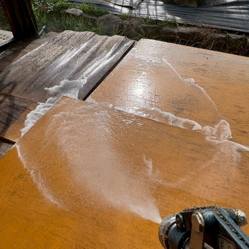 床材にシロアリ駆除剤を吹きつける様子