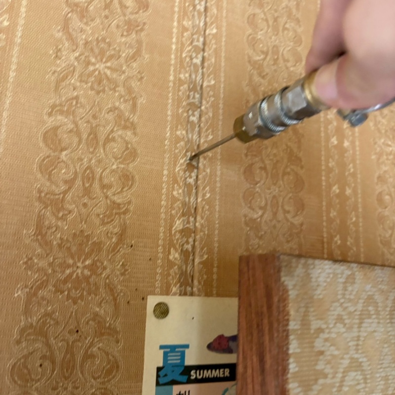 壁内にシロアリ駆除剤を注入