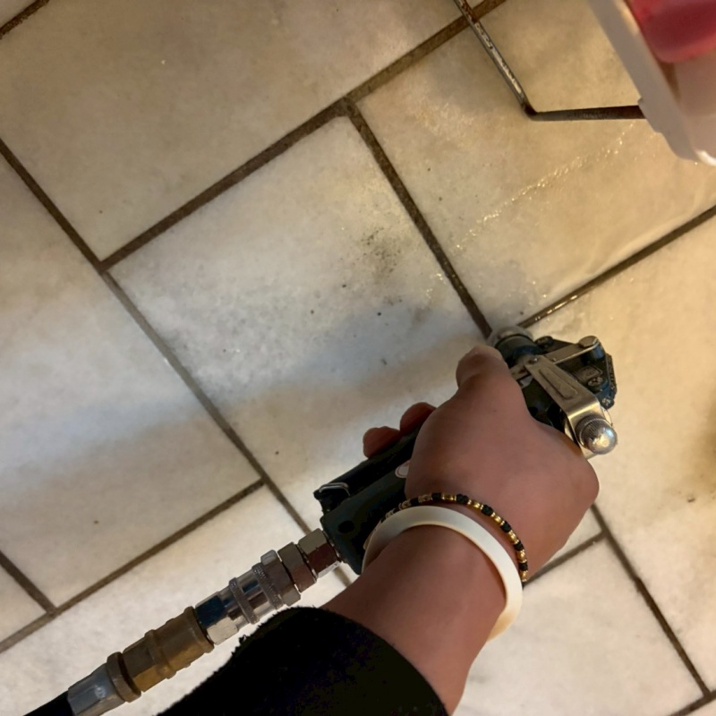 玄関床の目地からシロアリ駆除剤を注入