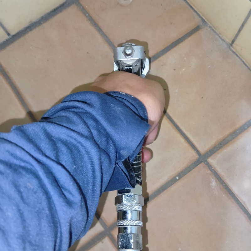 浴室床のタイルの目地からシロアリ駆除剤を注入