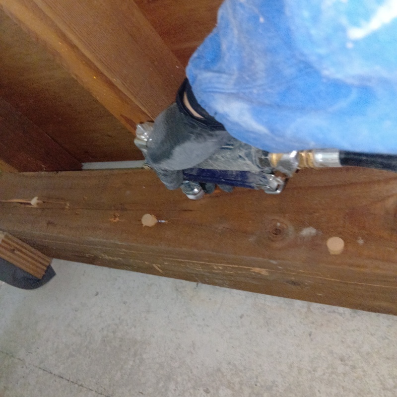 木材に穴を開けて直接防蟻剤を注入