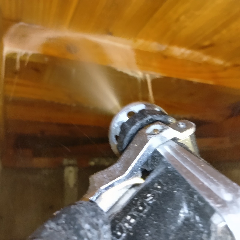 床下木材にシロアリ駆除剤を散布