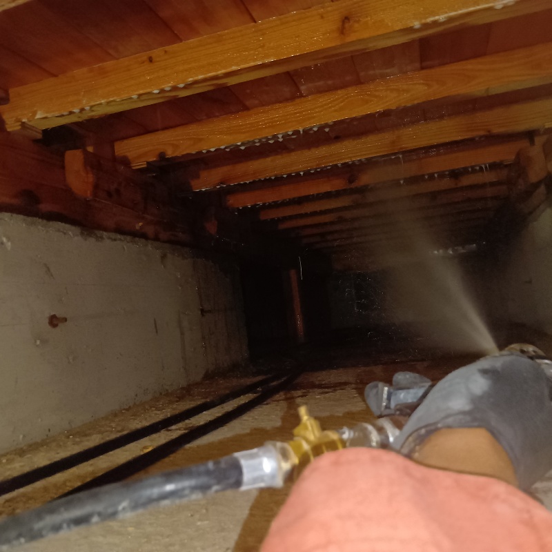 床下木材にシロアリ駆除剤を散布