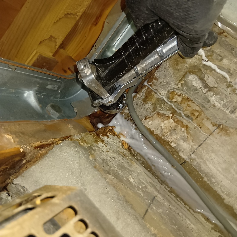 床下の劣化した木材に直接シロアリ駆除剤を注入