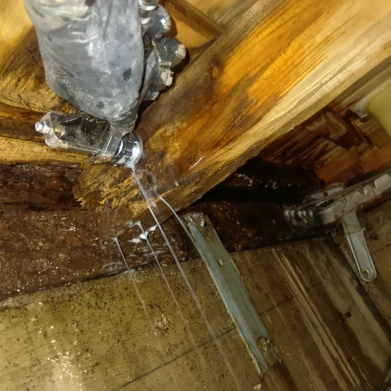 床下の劣化した木材に直接シロアリ駆除剤を注入