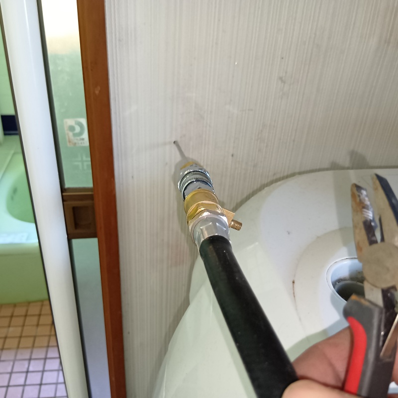 浴室の壁に穴を開けてシロアリ駆除剤を注入