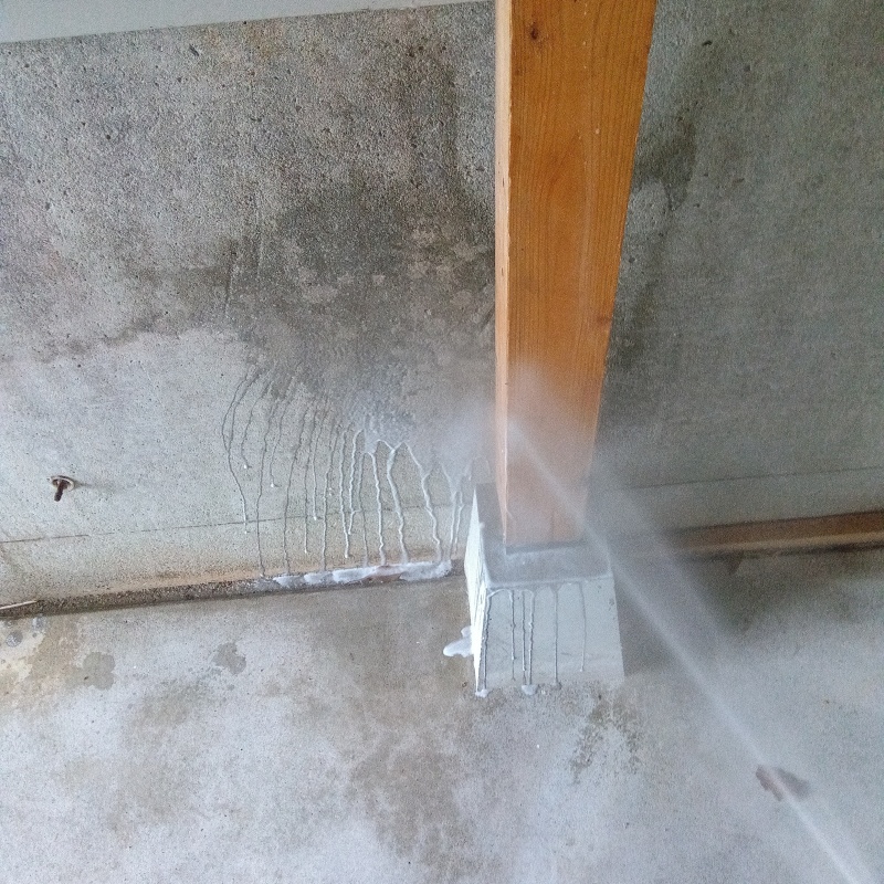 床束にシロアリ駆除剤を散布している様子