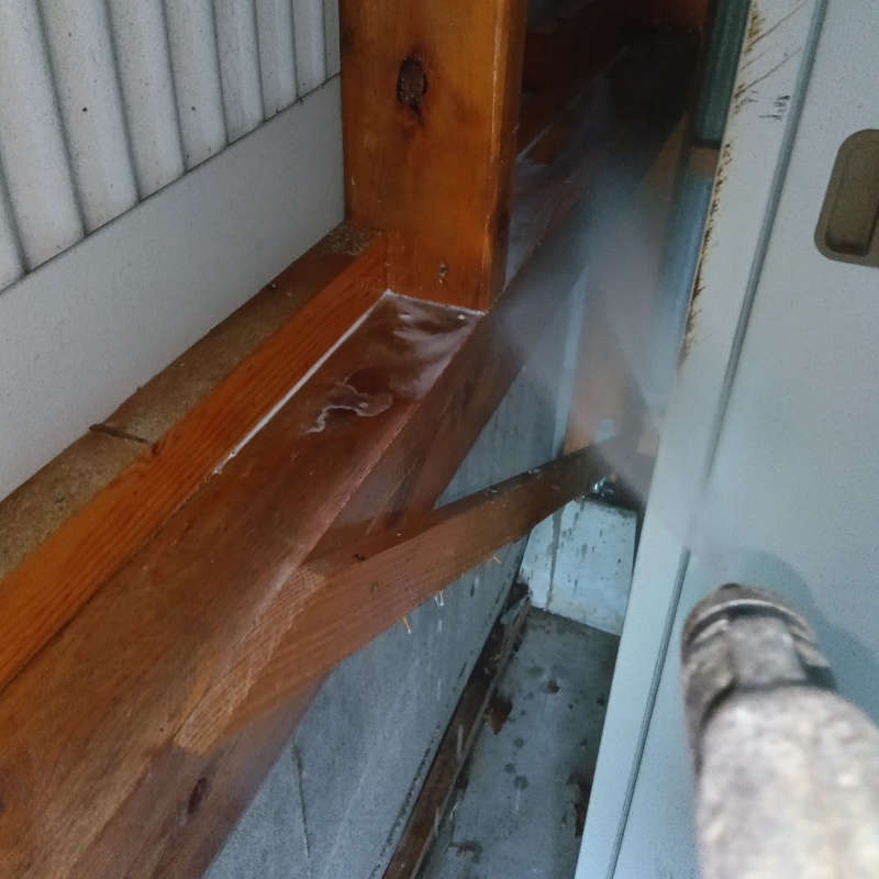 木材にシロアリ駆除剤を吹き付けている様子