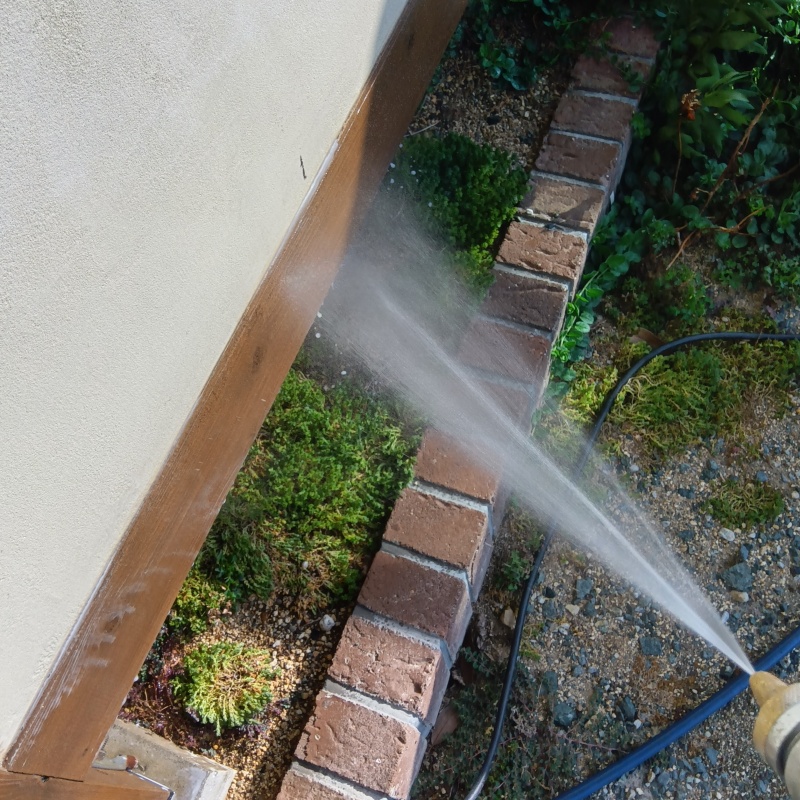 建物外周の土壌にシロアリ駆除剤を散布