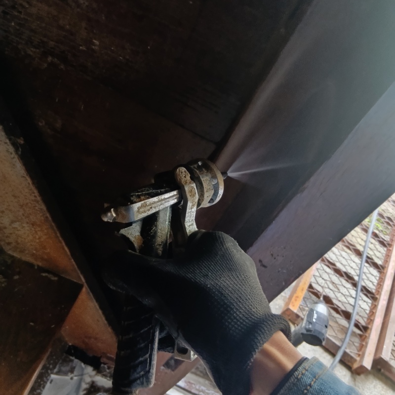 階段まわりの木材にシロアリ駆除剤を散布