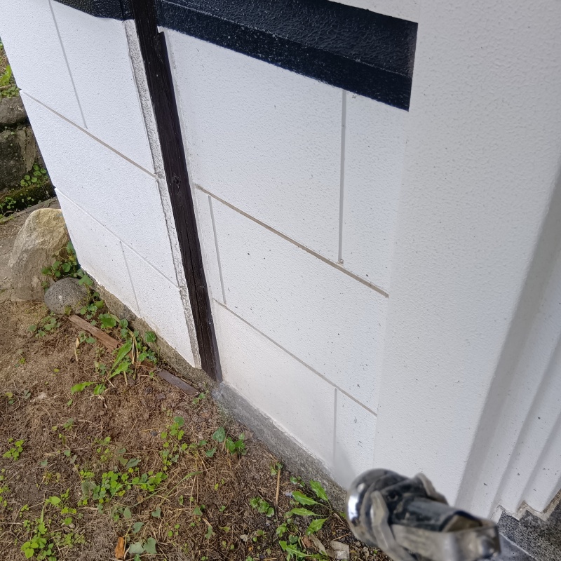 建物外壁にシロアリ駆除剤を散布