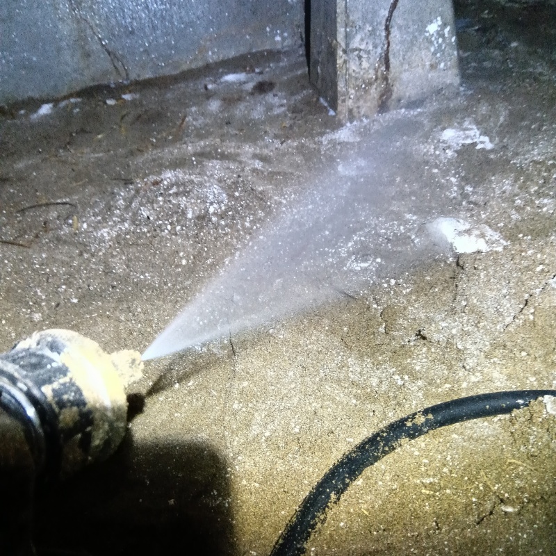 床下の土壌にシロアリ駆除剤を散布