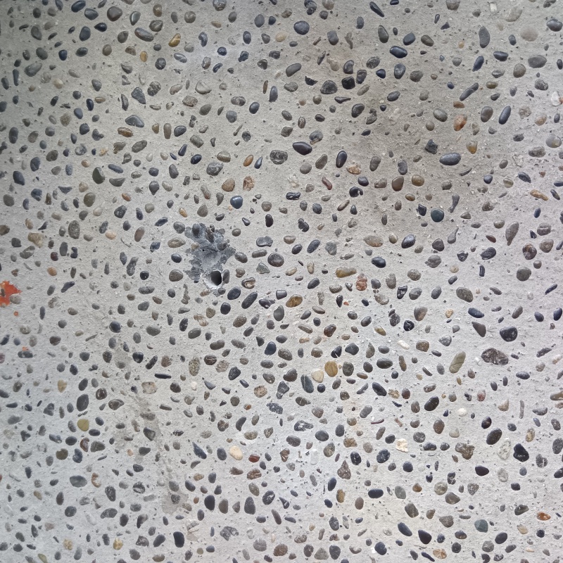 シロアリ駆除剤を注入する穴を開けた様子