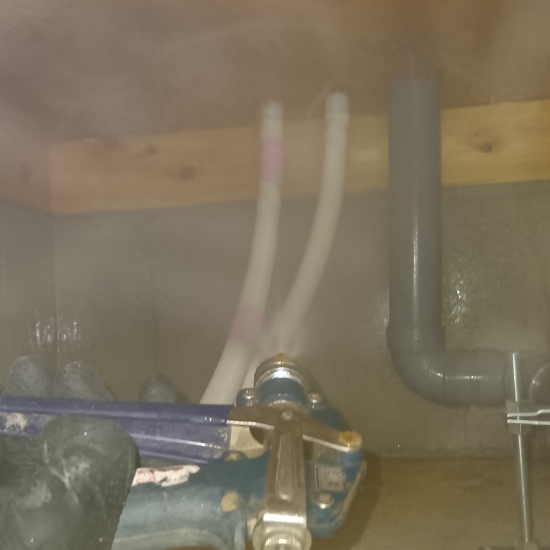 配管まわりの木材に防蟻剤を散布