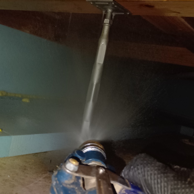 床束に防蟻剤を散布