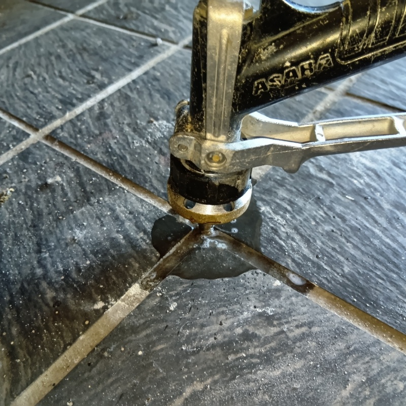 開けた穴からシロアリ駆除剤を注入