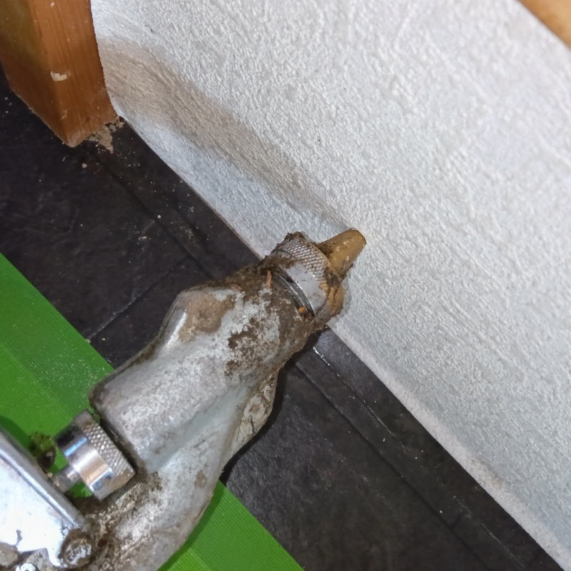 コンクリートに穴を開けてシロアリ駆除剤を注入