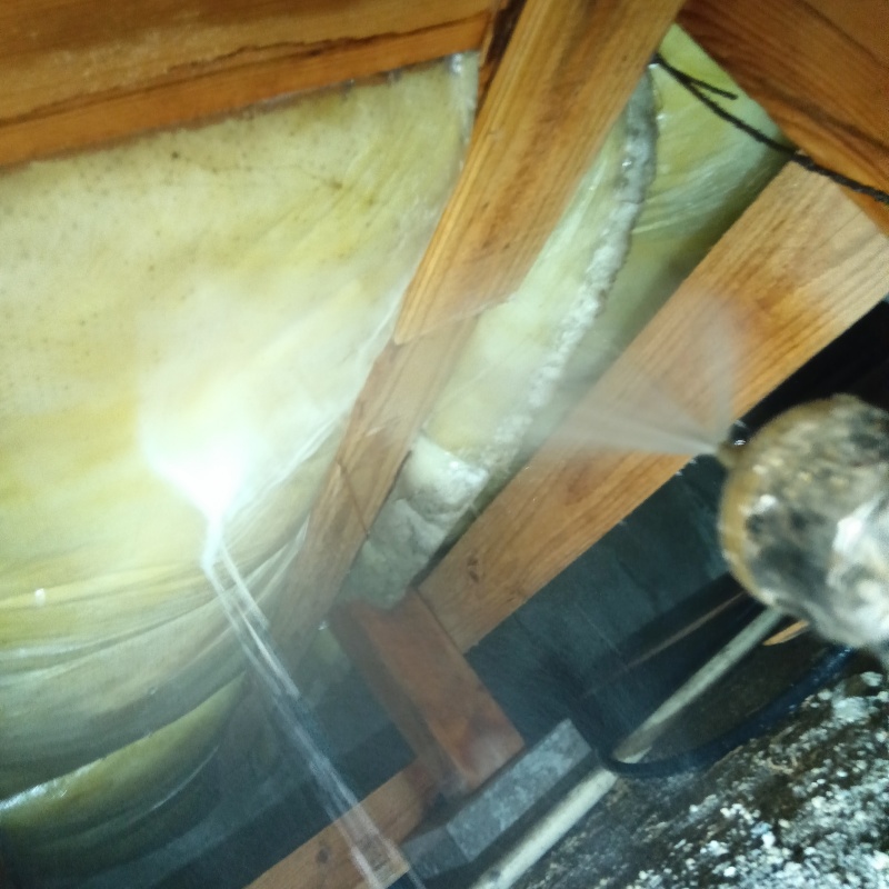 床下断熱材にシロアリ駆除剤を散布