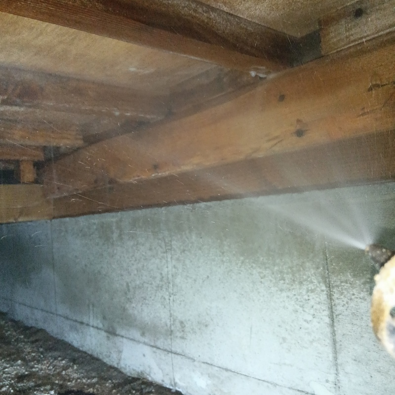 床下木材にシロアリ駆除剤を散布