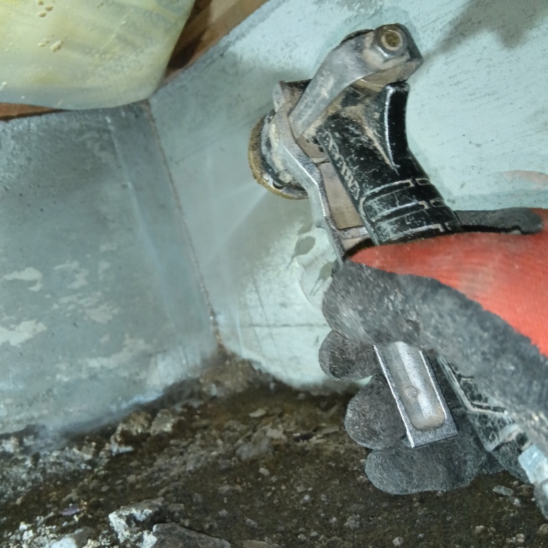 床下の基礎部分にシロアリ駆除剤を散布