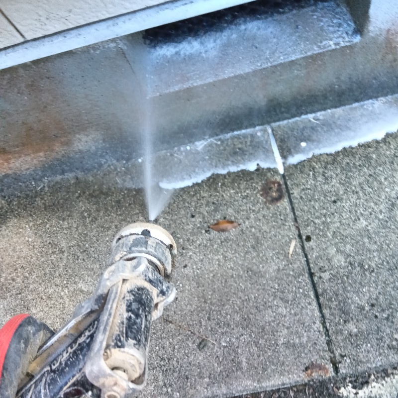 床下換気口まわりにシロアリ駆除剤を散布