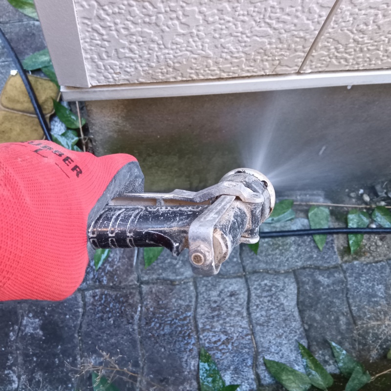 建物外周にシロアリ駆除剤を散布