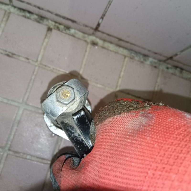 浴室のタイルの目地からシロアリ駆除剤を注入