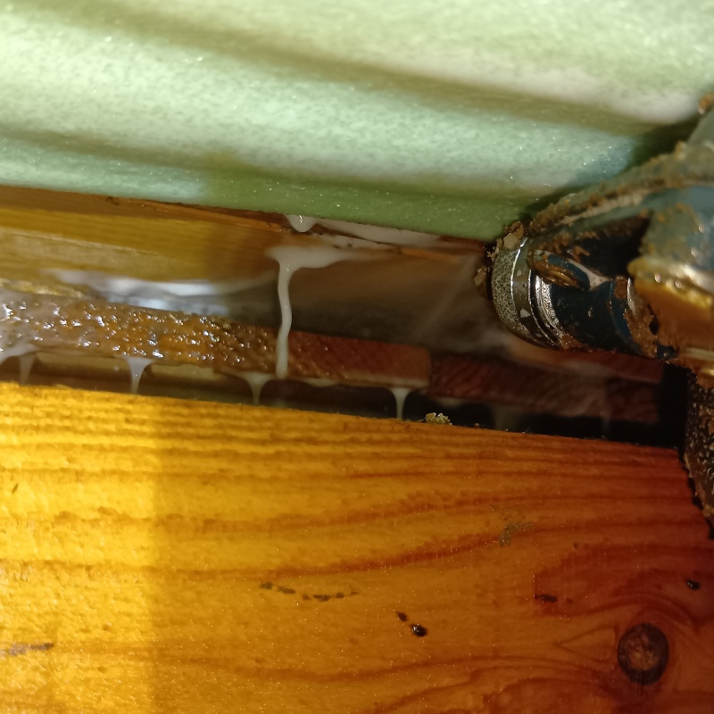 木材と木材のすき間にシロアリ駆除剤を散布