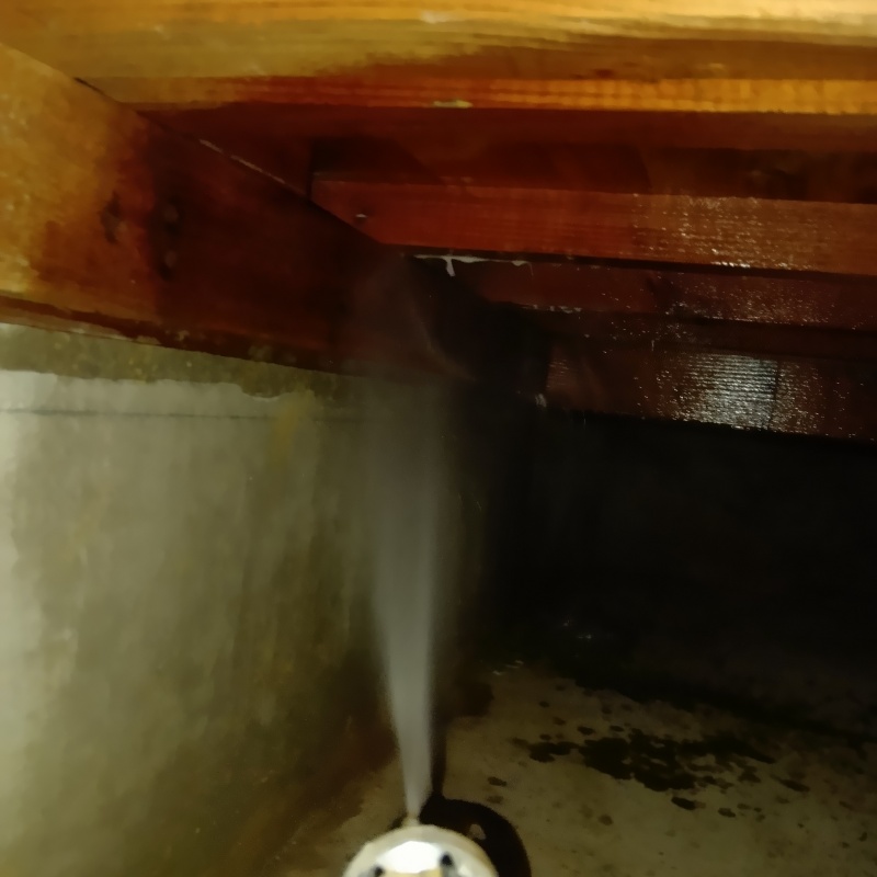 床下の木材にシロアリ駆除剤を散布