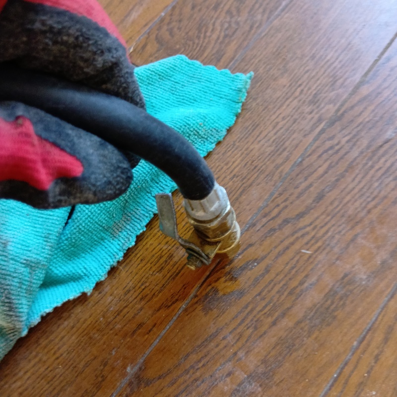 フローリングに穴を開けてシロアリ駆除剤を注入