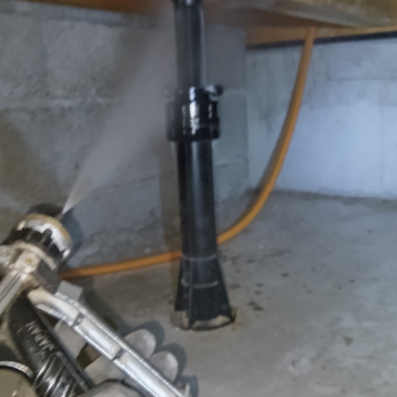 木材に防蟻剤を散布