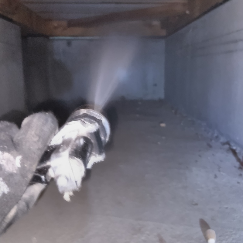 基礎に防蟻剤を吹きつけている様子