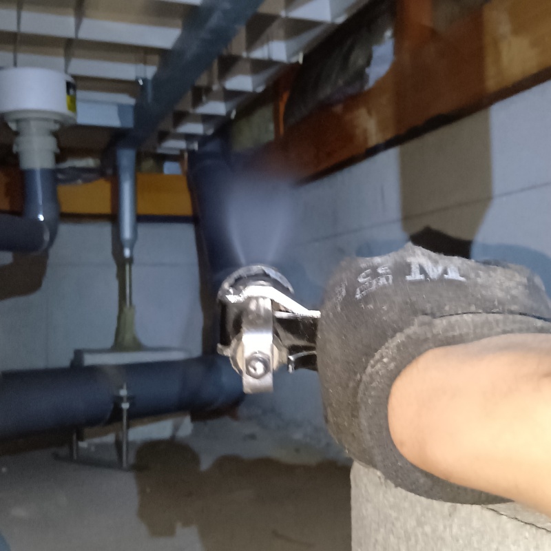 床下の基礎に防蟻剤を吹きつけている様子