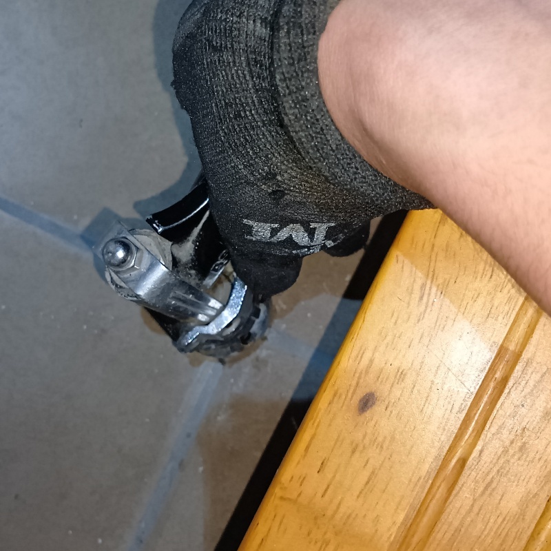 玄関床に防蟻剤を注入