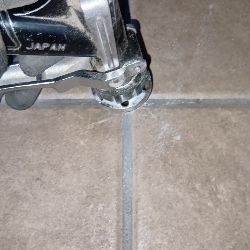 玄関床に防蟻剤を注入