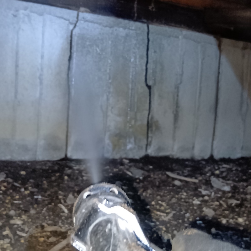 床下の傷んだ基礎部分にシロアリ駆除剤を散布