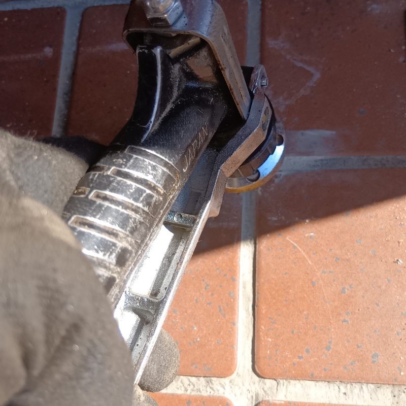 赤レンガ風のタイルの目地にシロアリ駆除剤を注入