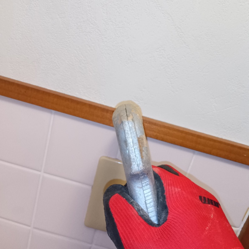 トイレの壁の木部に穴を開けて防蟻剤を注入