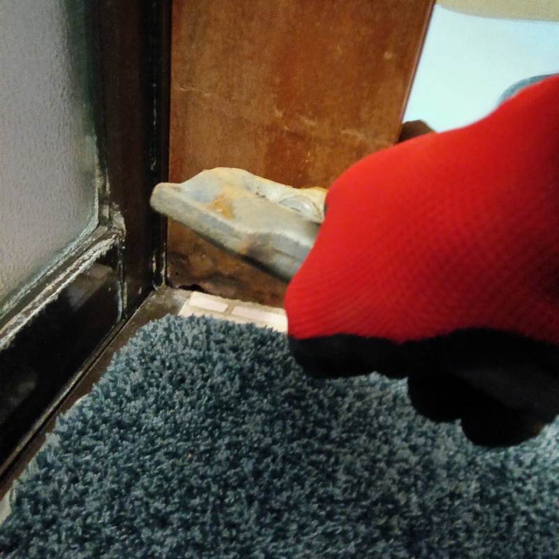 出入り口付近の木部に穴を開けて防蟻剤を注入