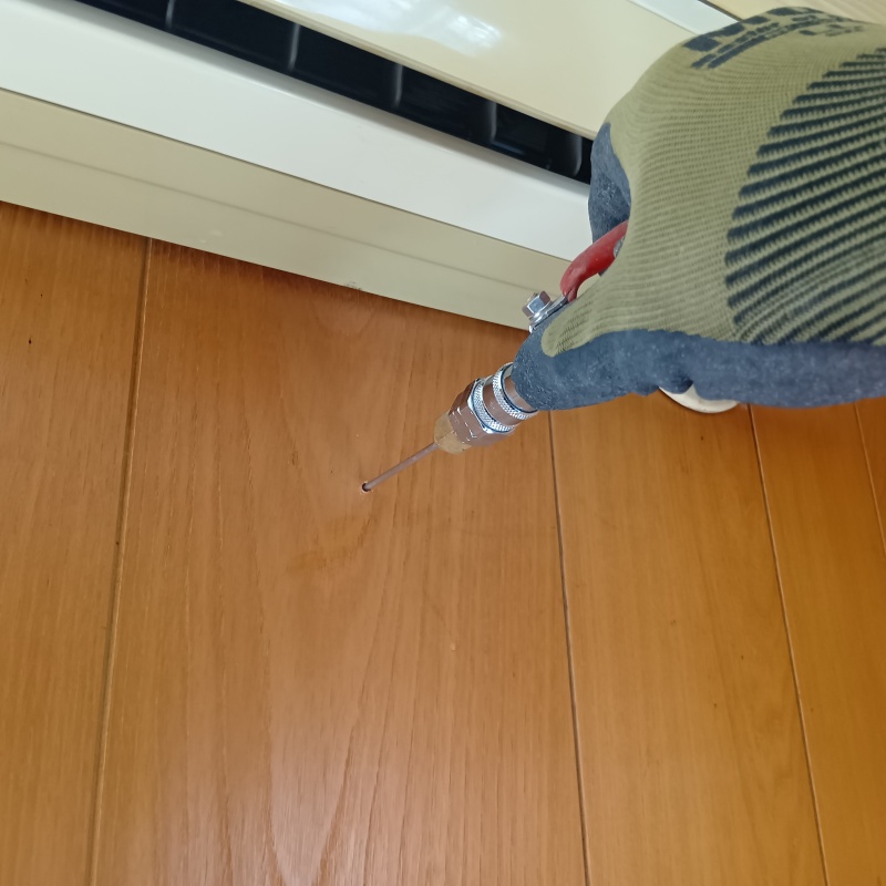 木の壁にシロアリ駆除剤を注入