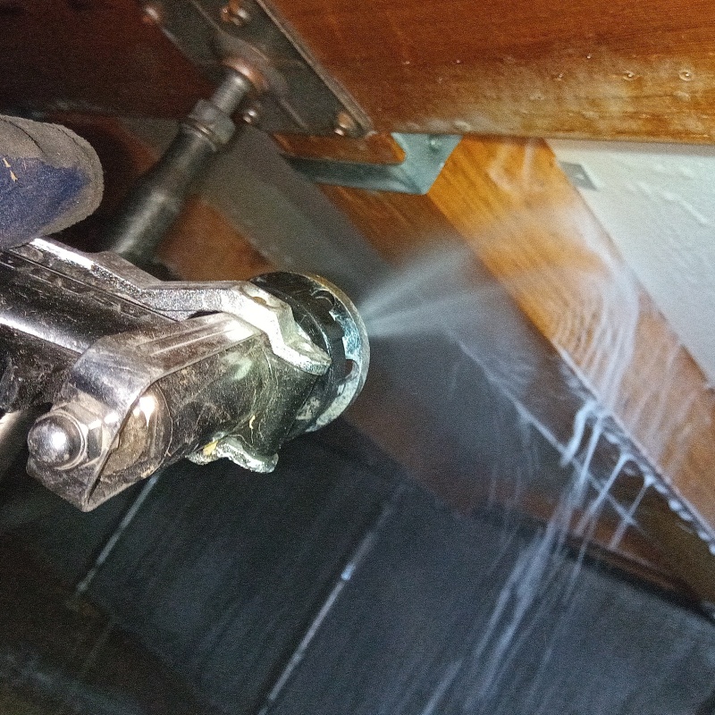 床下断熱材にシロアリ駆除剤を散布