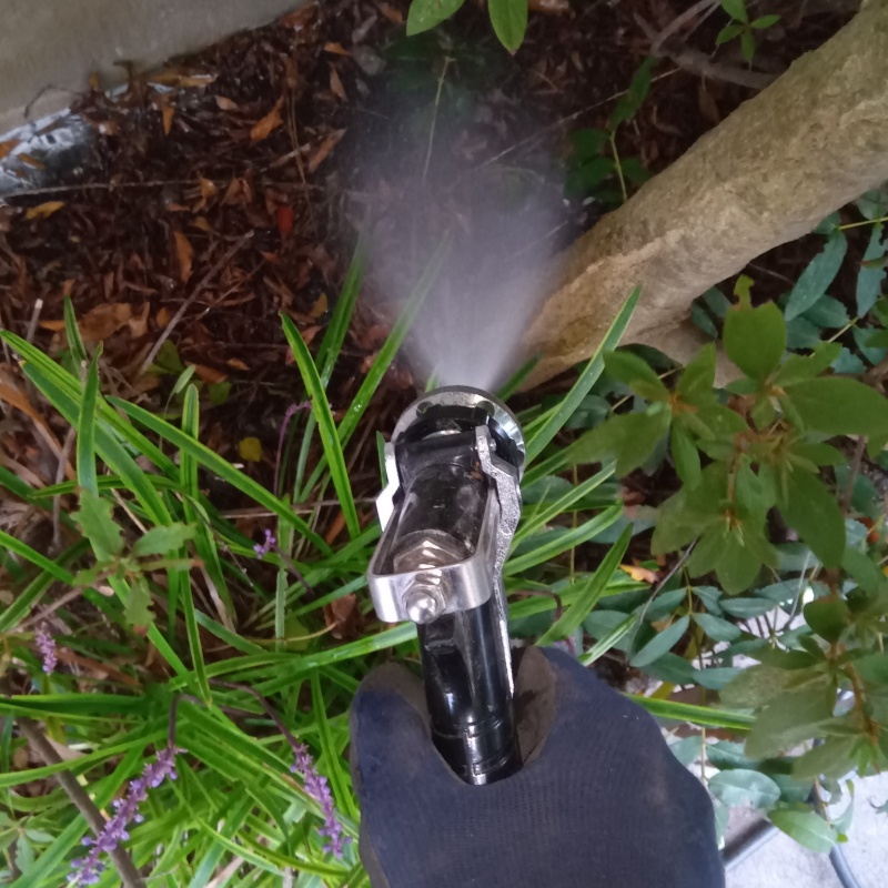 建物外周の土壌にシロアリ駆除剤を散布