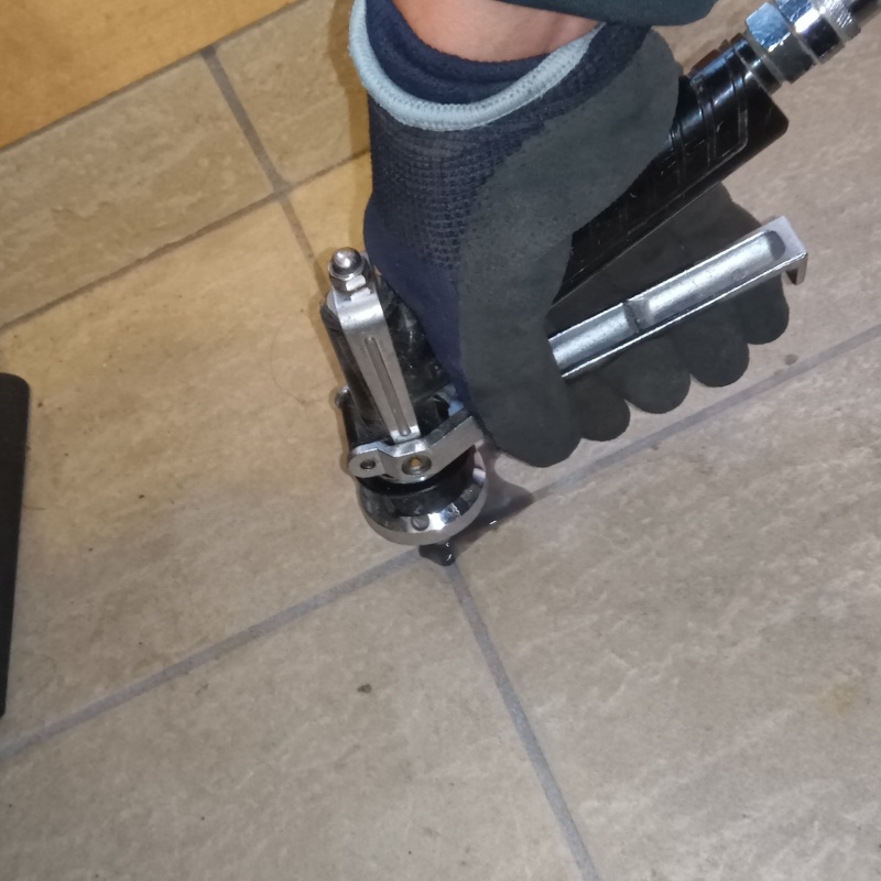 玄関床のタイルの目地にシロアリ駆除剤を注入