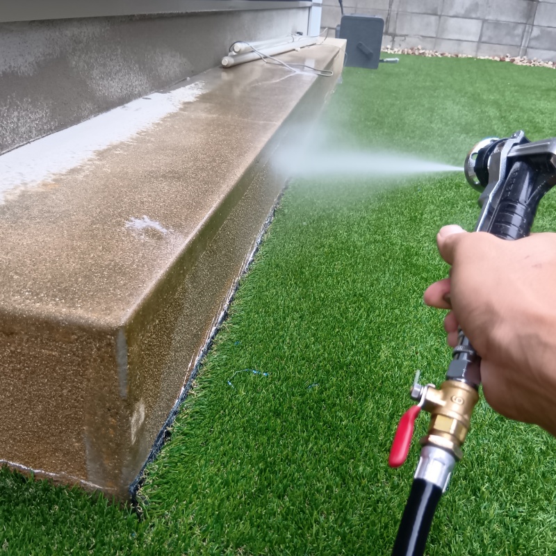 建物外周の芝生に防蟻剤を散布