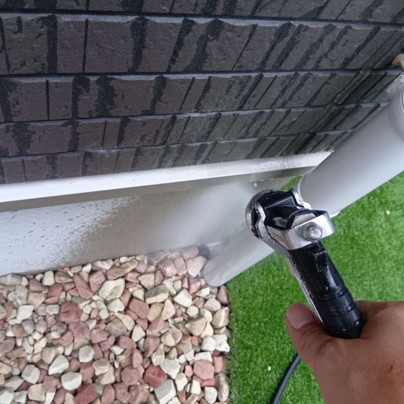 建物外周の砂利に防蟻剤を散布