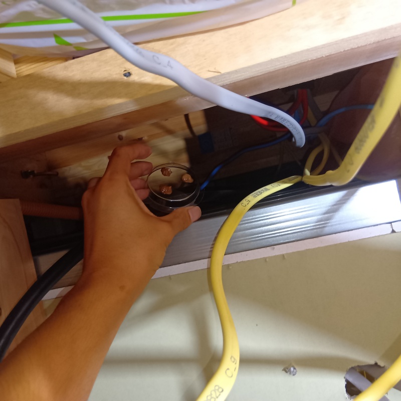 ゴキブリ用のベイト剤を設置している様子